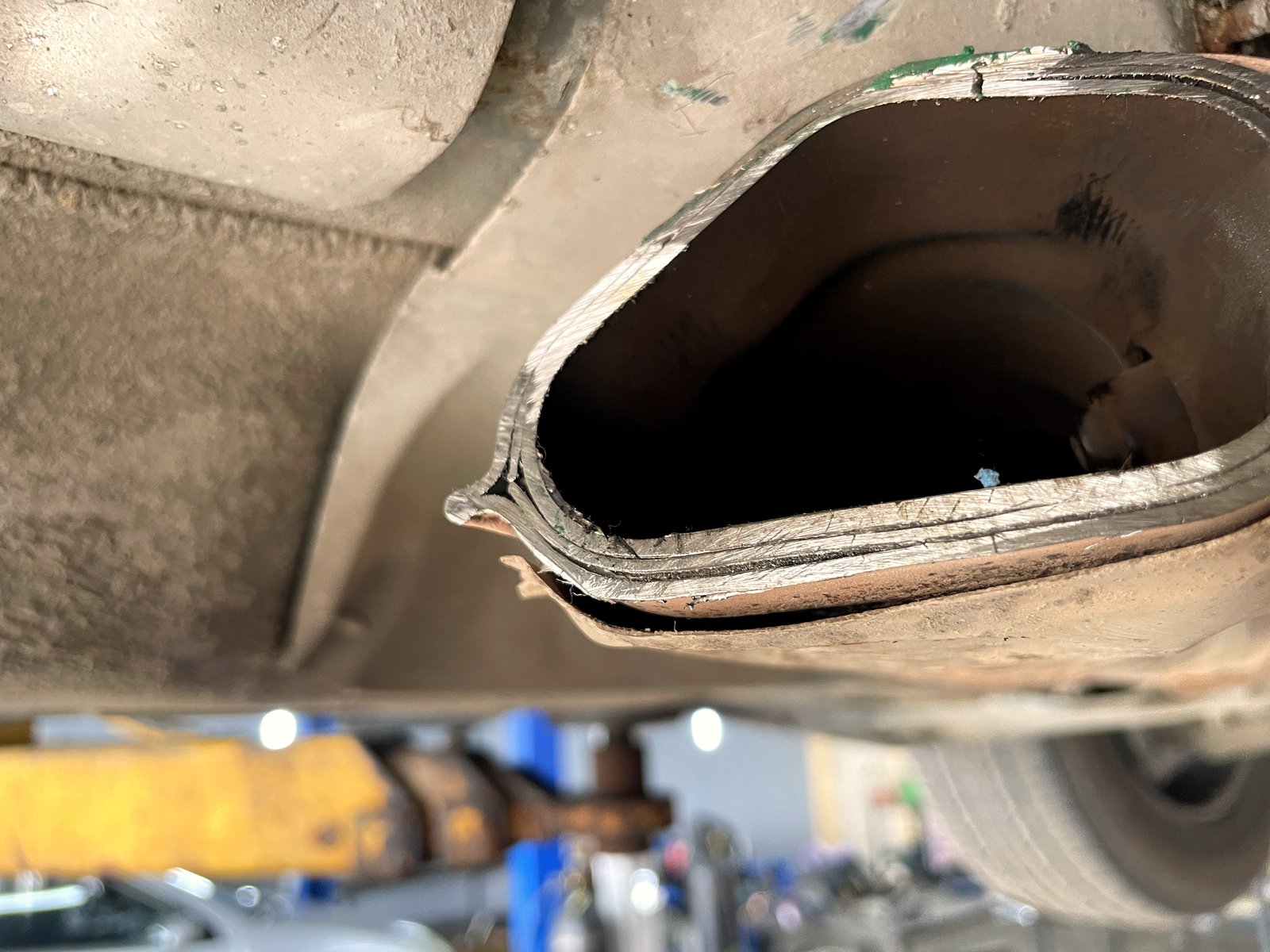Срез старого корпуса под днищем Mercedes W140: внутри пустая полость, начинки нет