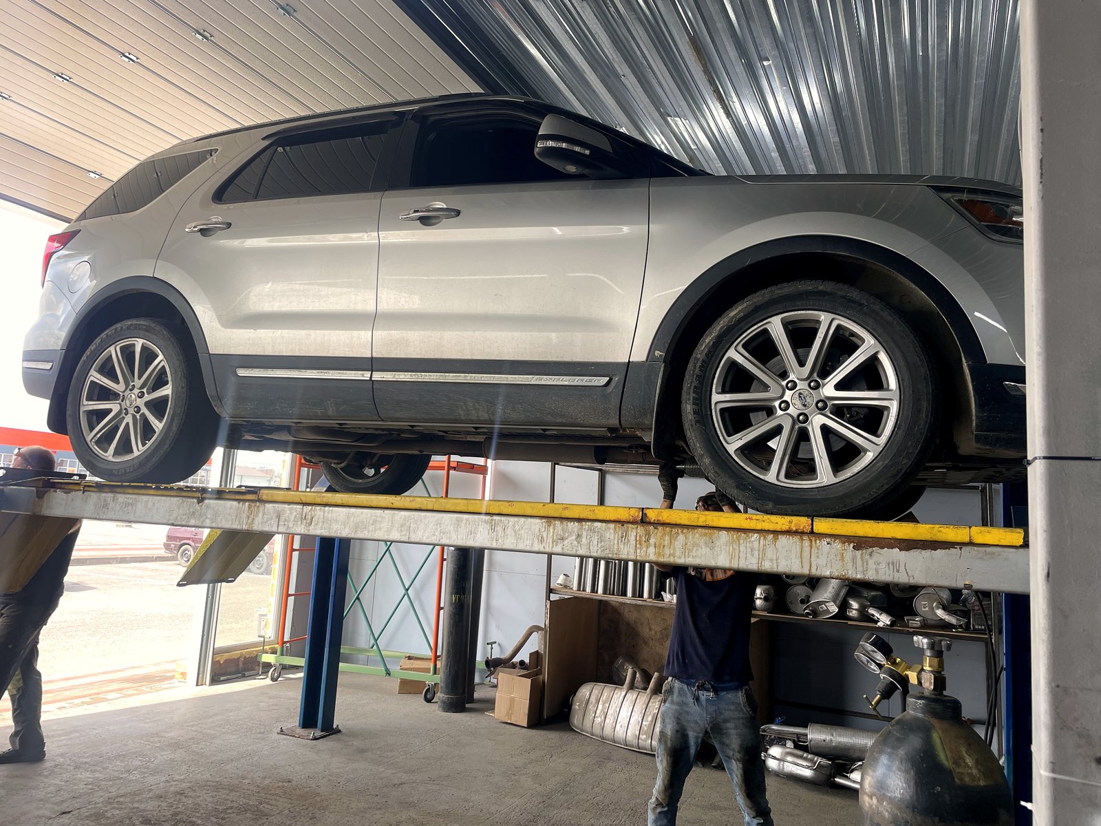 Ford Explorer на подъёмнике в боксе «Выхлопухи», вид спереди сбоку