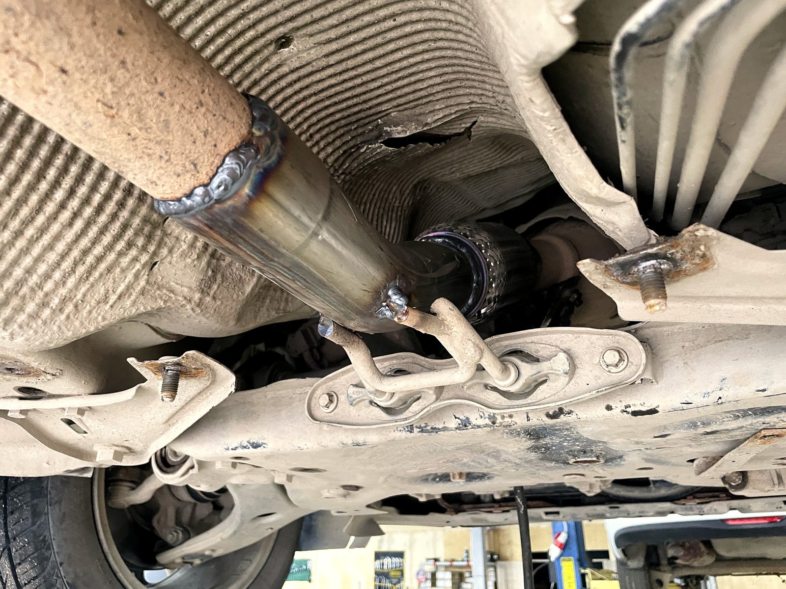 Сварной шов вставки на выхлопной трубе Ford Focus универсал после ремонта