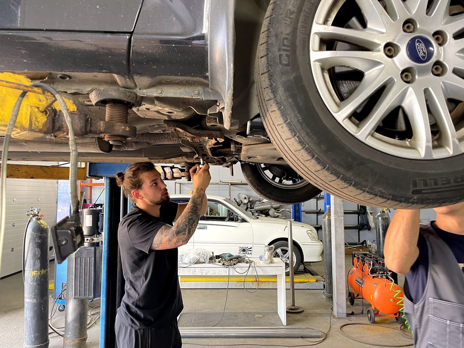 Диагностика выхлопной системы Ford Mondeo снизу на подъёмнике
