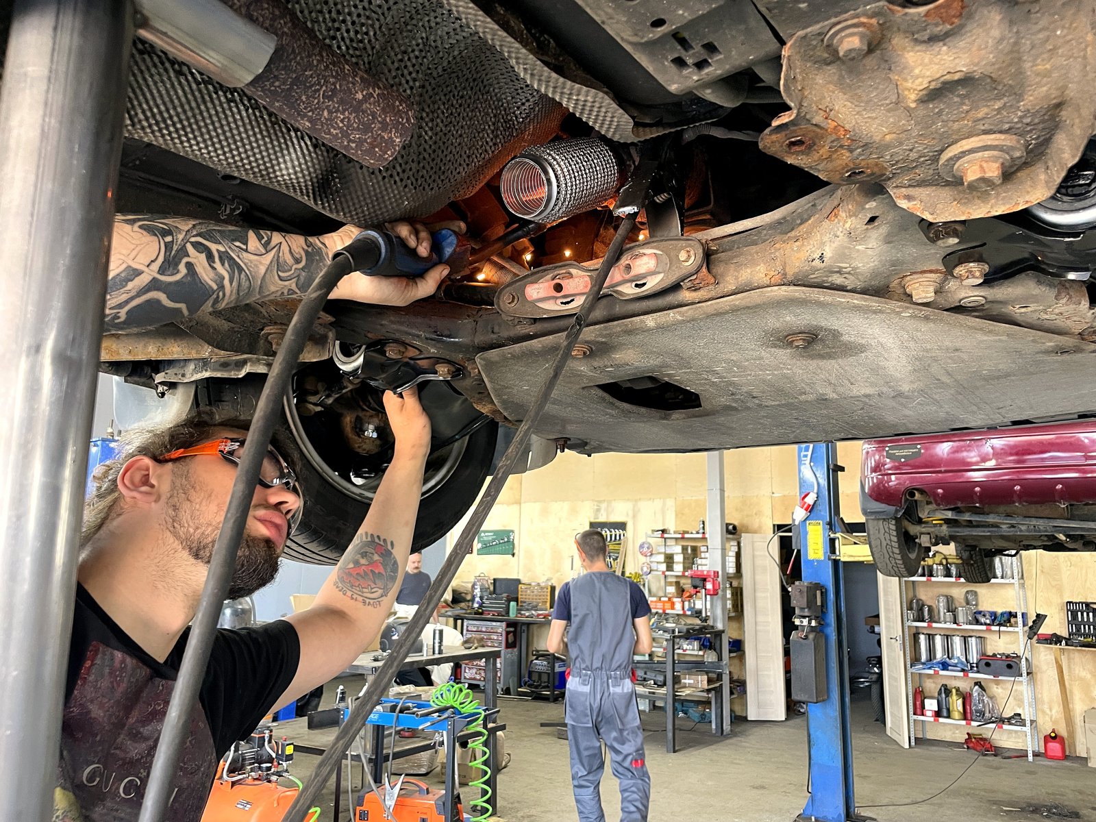 Сварка новой гофры и вставки в выхлопную трубу Ford Mondeo крупным планом