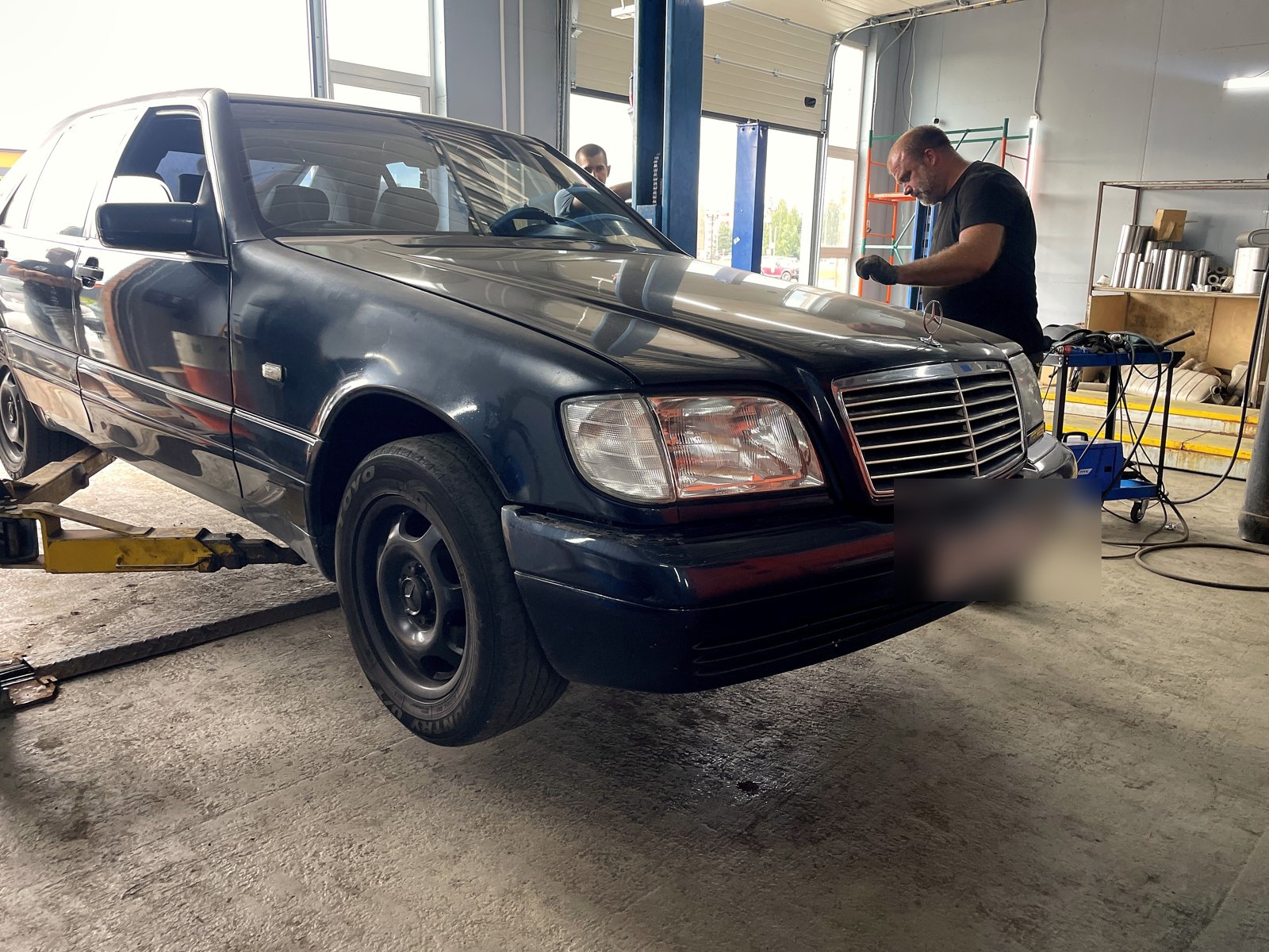 Чёрный Mercedes S-класса в кузове W140 в боксе «Выхлопухи» после установки двух пламегасителей вместо вырезанных катализаторов