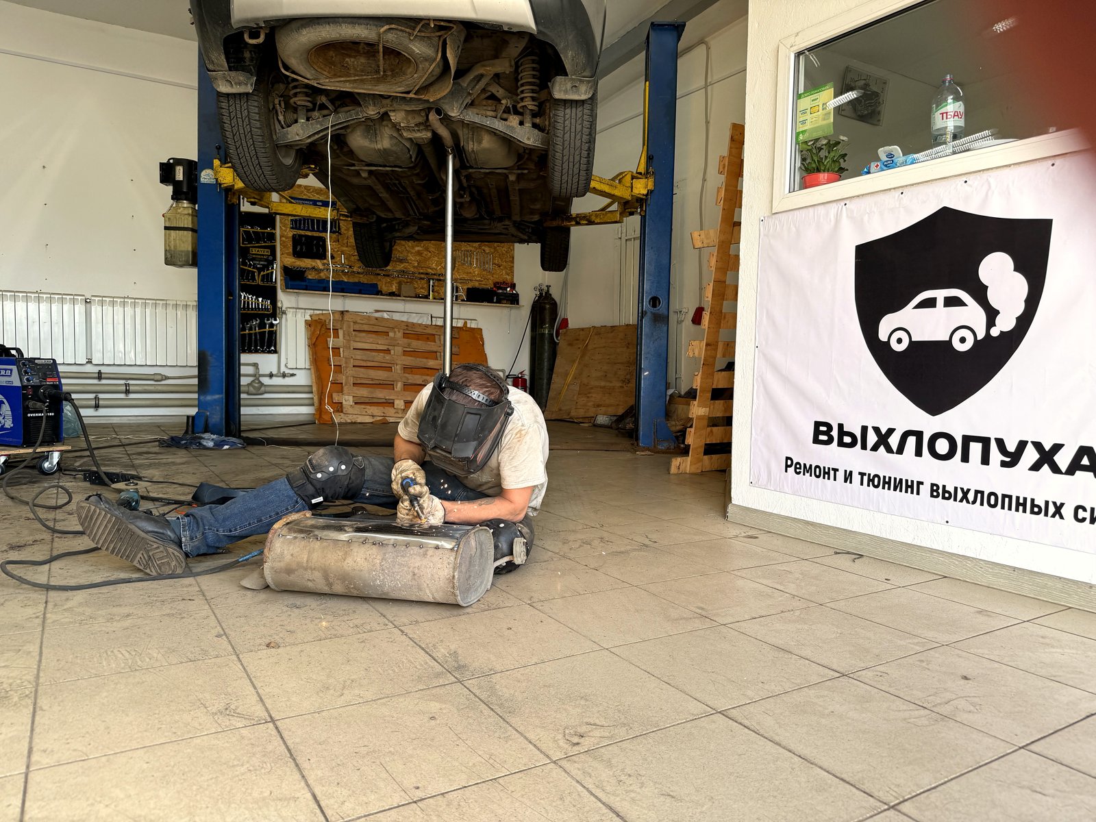 Латка из нержавеющего листа приварена к корпусу банки глушителя Mitsubishi Outlander