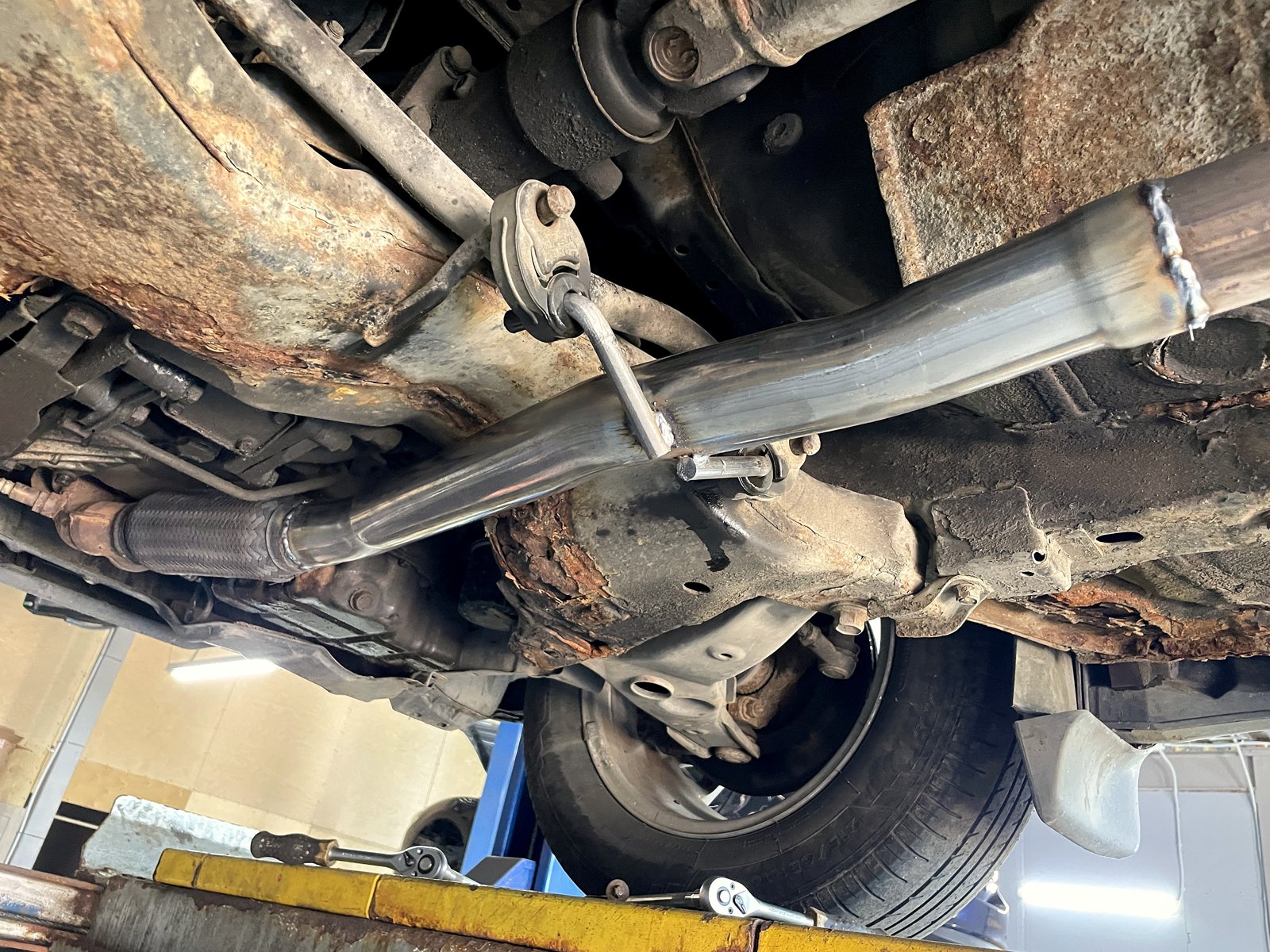 Крупный план готовой вставки трубы в средней части выхлопа Mitsubishi Outlander