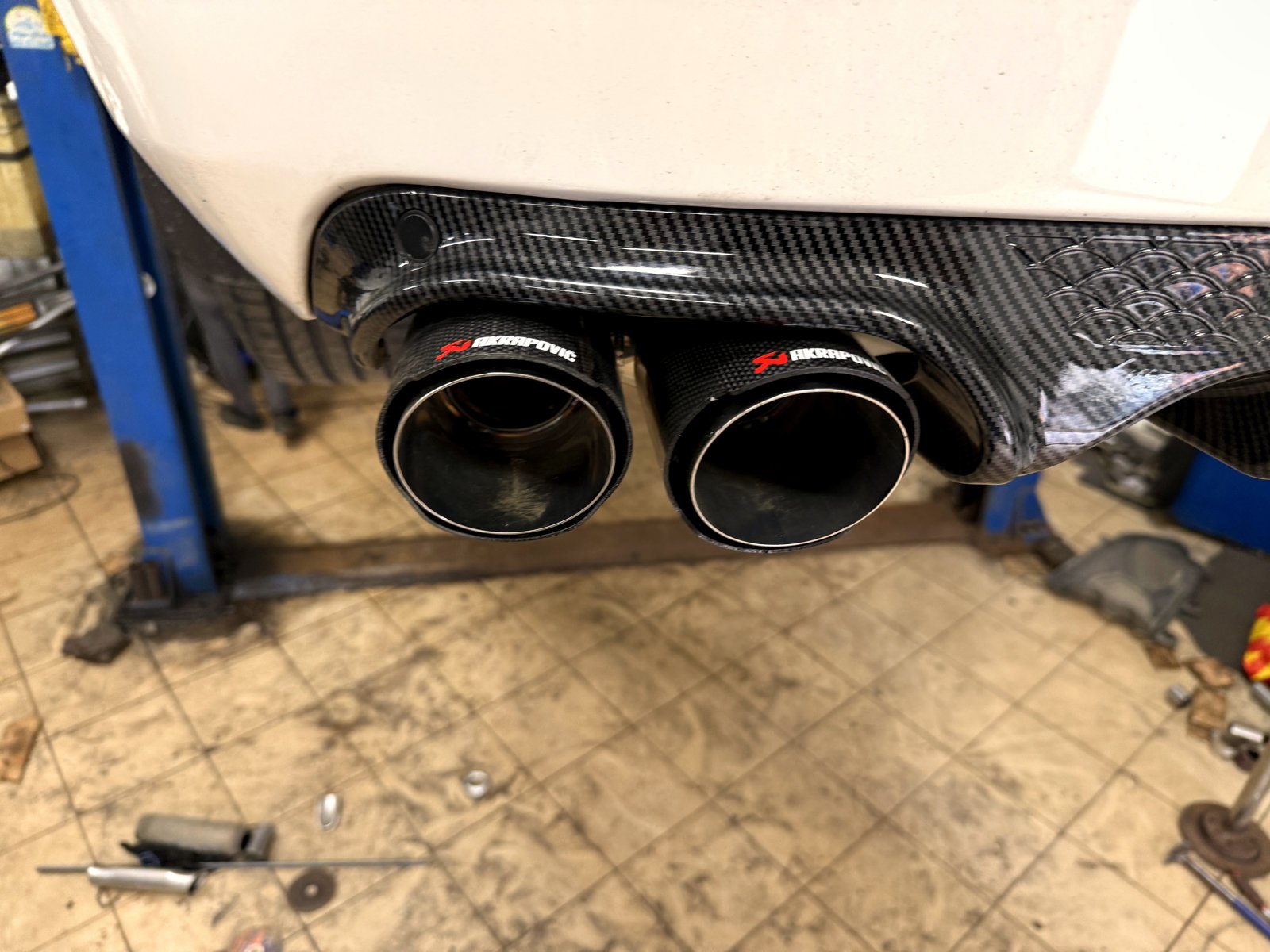 Сдвоенные чёрные насадки Akrapovic в диффузоре Skoda Octavia
