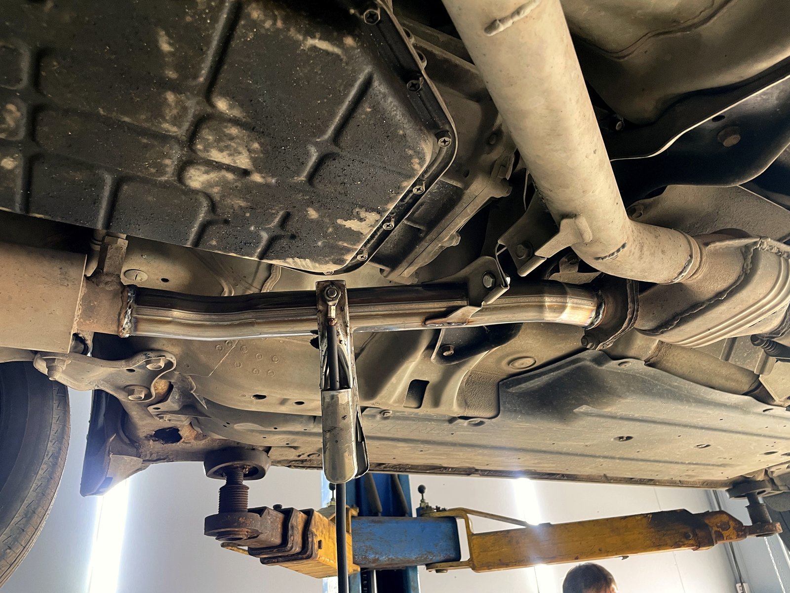 Новая вставка из нержавейки на месте гнилого участка приёмной трубы Subaru Outback, вид снизу