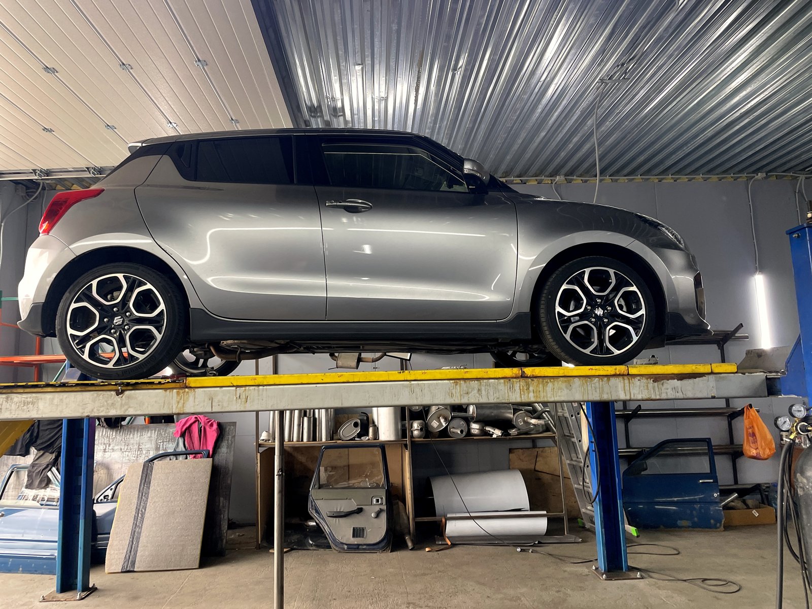 Suzuki Swift на подъёмнике в цехе Выхлопухи в Тельмана