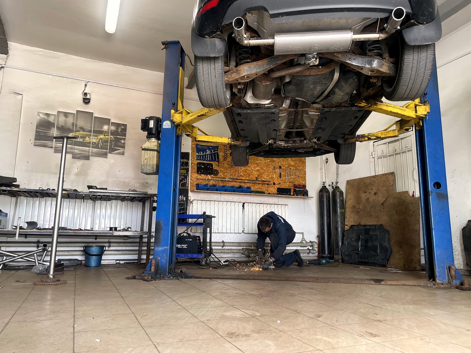 Вид снизу на заднюю часть Volkswagen Golf: поперечная банка глушителя и две выхлопные насадки