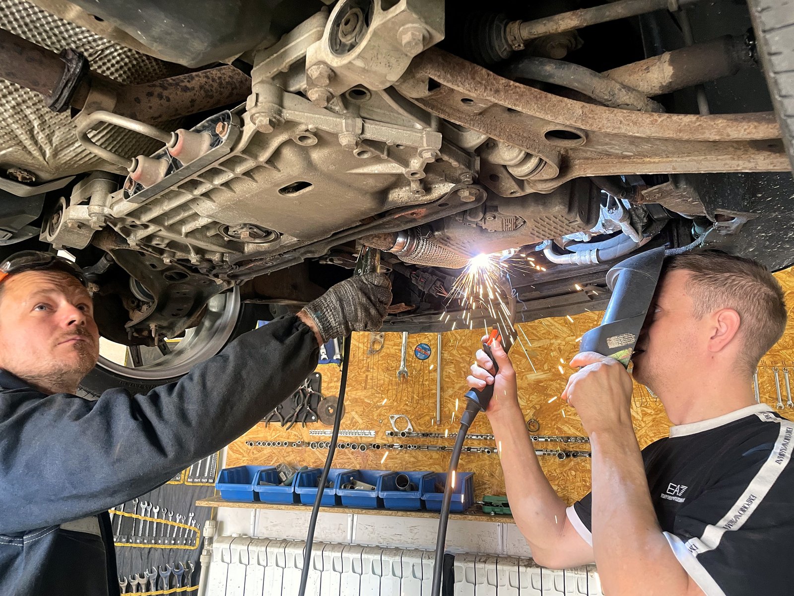 Сварка новой гофры полуавтоматом по месту под днищем автомобиля, летят искры