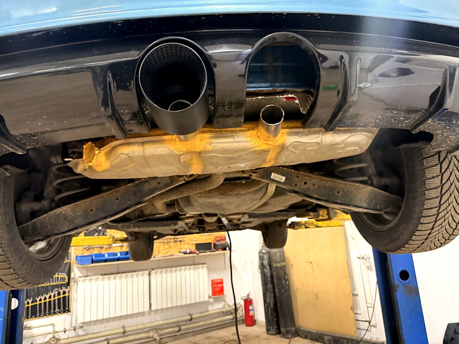 Чёрная насадка в вырезе диффузора VW Golf, во втором вырезе патрубок под вторую насадку
