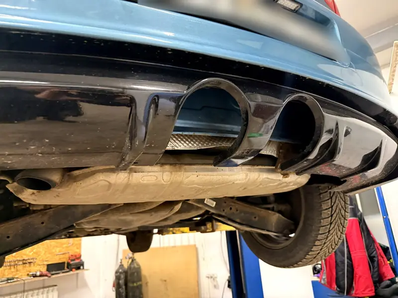 Задний диффузор VW Golf до работ: два пустых выреза, штатная банка с выходом сбоку
