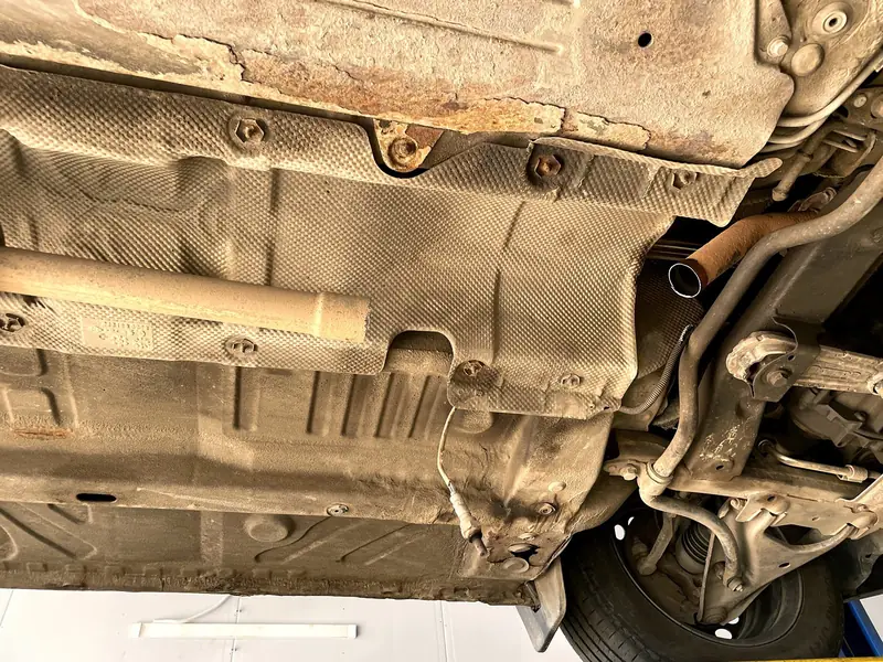 Снизу Renault Logan 1 виден обрезанный конец трубы - средней части трассы нет