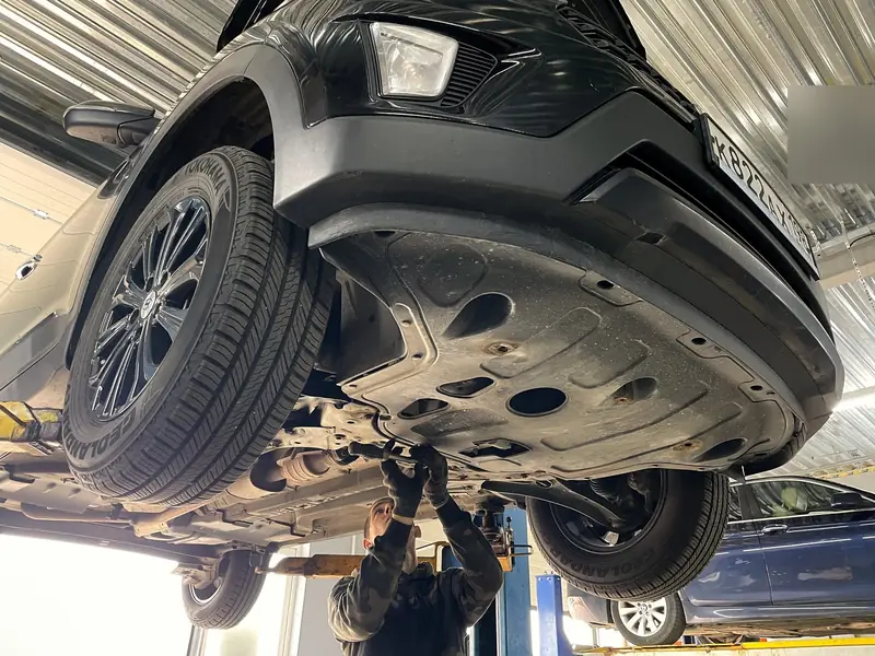 Hyundai Creta снизу на подъёмнике, общий план перед разборкой
