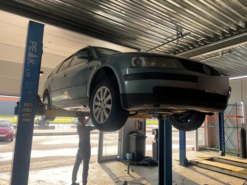 VW Passat B5 универсал на подъёмнике в боксе «Выхлопухи», мастер осматривает днище