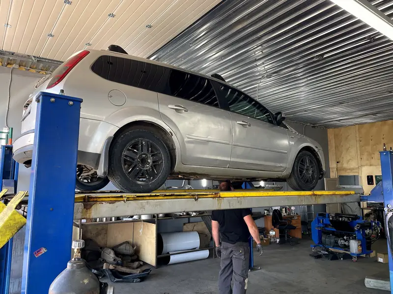 Ford Focus универсал сбоку на подъёмнике в цехе «Выхлопухи»