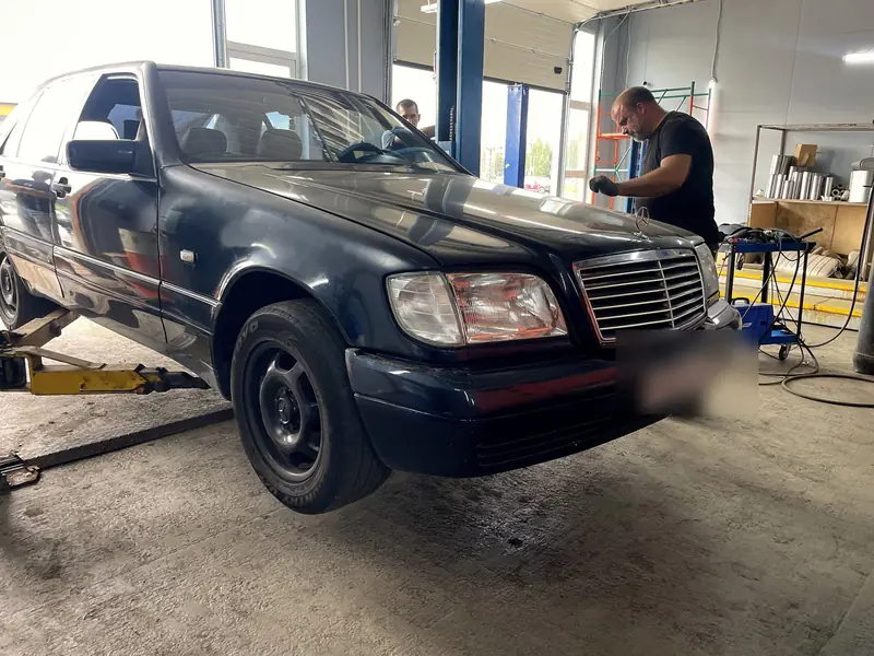 Чёрный Mercedes S-класса в кузове W140 в боксе «Выхлопухи» после установки двух пламегасителей вместо вырезанных катализаторов